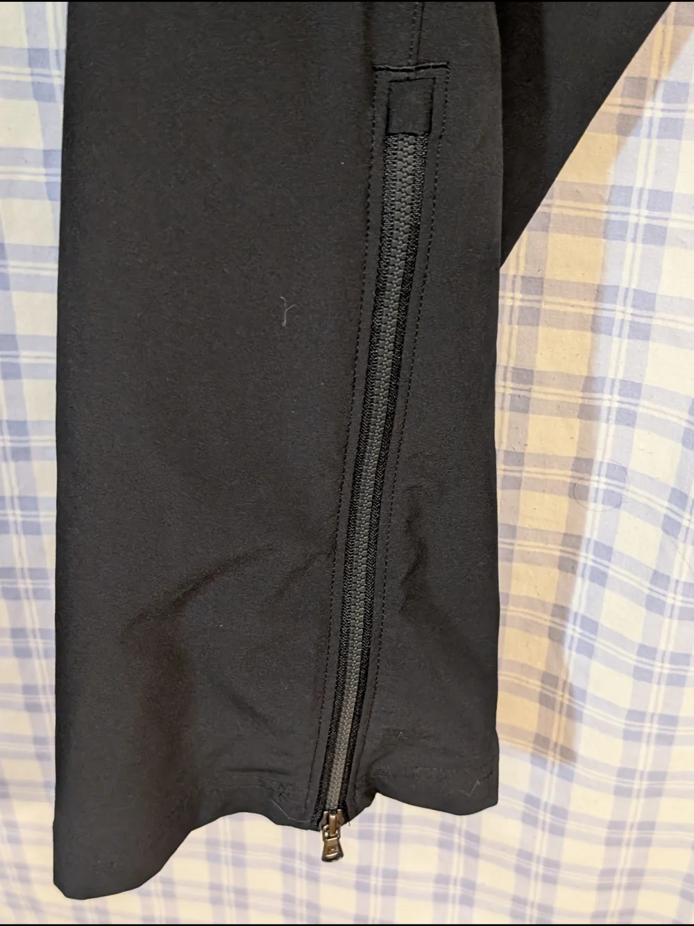 Under Armour Men’s Loose Heat Gear Black Athletic Pants